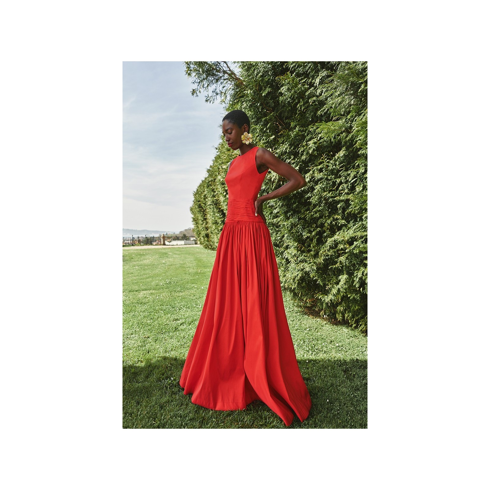 Vestido largo rojo de fiesta para boda con canesú drapeado