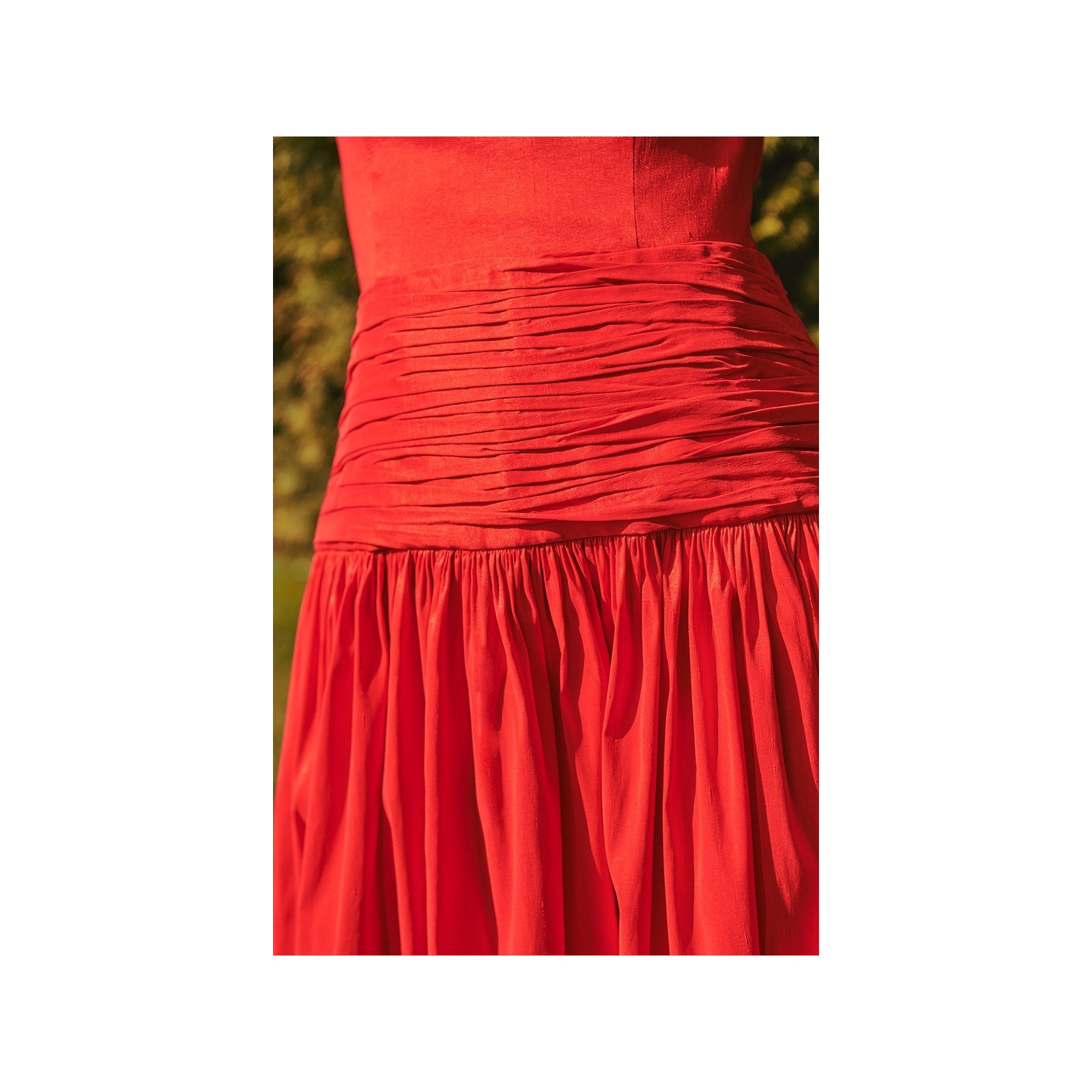 Vestido largo rojo de fiesta para boda con canesú drapeado