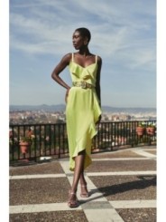 vestido de fiesta cruzado en saten lima con volante y tirantes finos