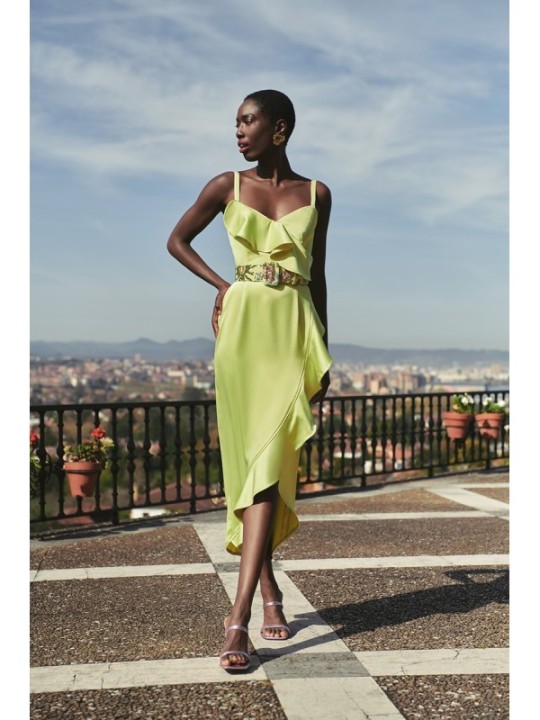 vestido de fiesta cruzado en saten lima con volante y tirantes finos