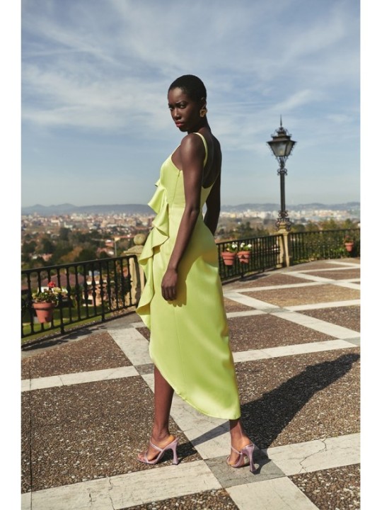 vestido de fiesta cruzado en saten lima con volante y tirantes finos
