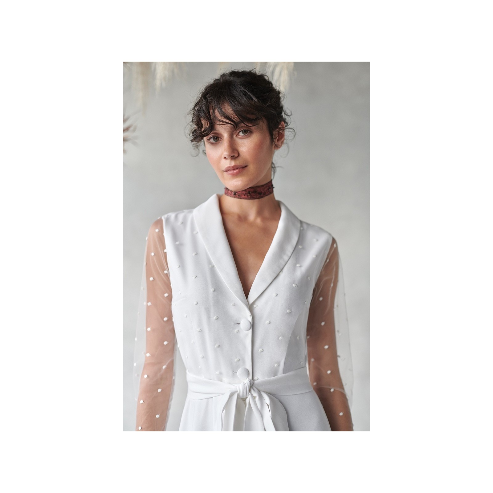 vestido camisero  en tul con plumetti bordado y crep blanco para