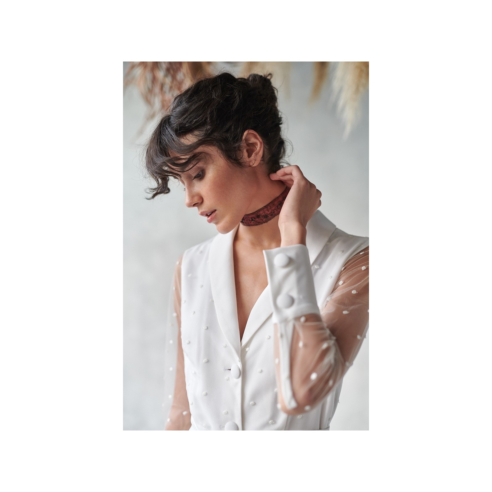 vestido camisero  en tul con plumetti bordado y crep blanco para