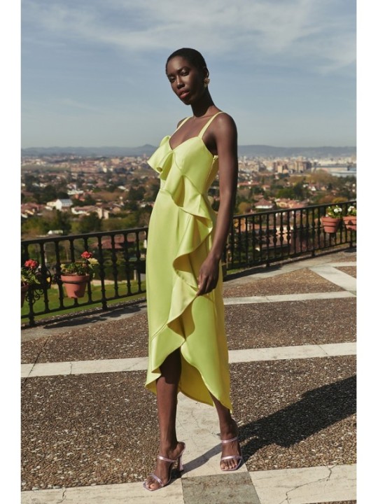 vestido de fiesta cruzado en saten lima con volante y tirantes finos