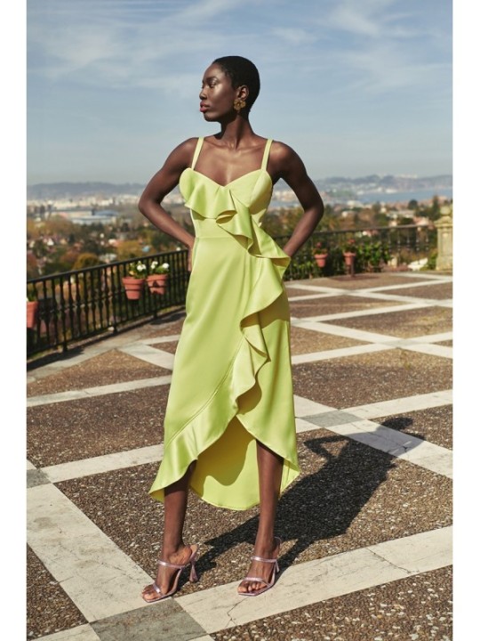 vestido de fiesta cruzado en saten lima con volante y tirantes finos