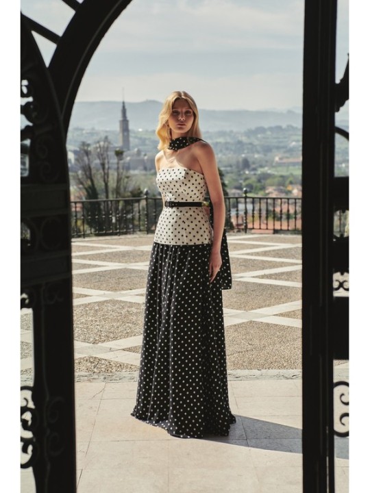 top corsé lunares blanco y negro invitada