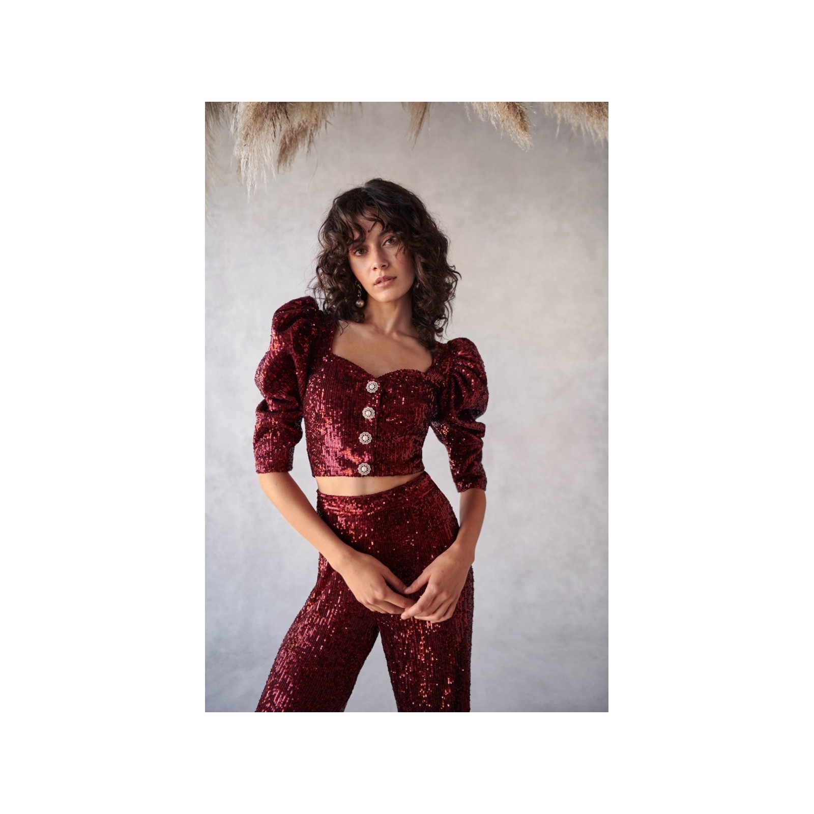 conjunto de top corto con boton joya y manga jamon y pantalon en