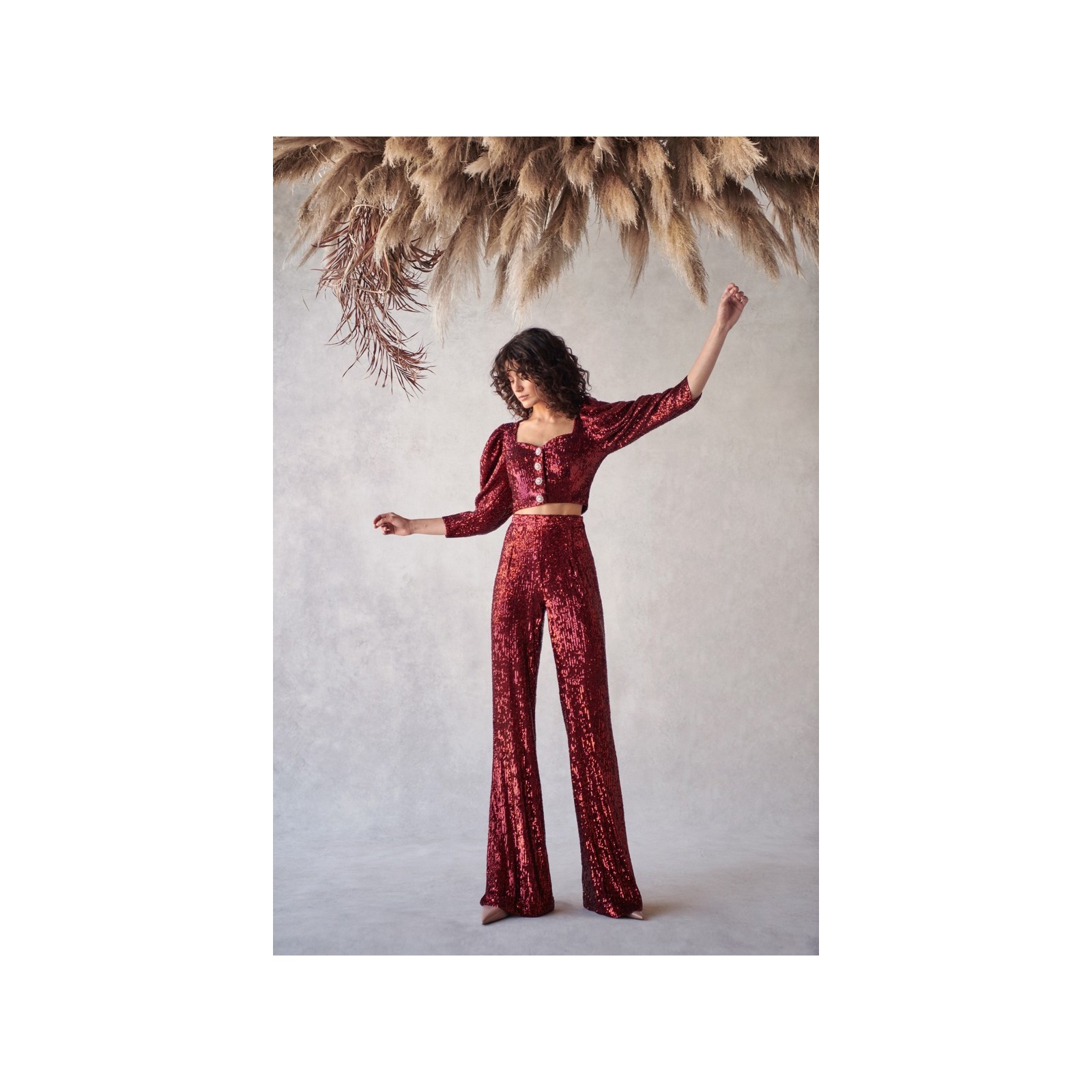 conjunto de top corto con boton joya y manga jamon y pantalon en