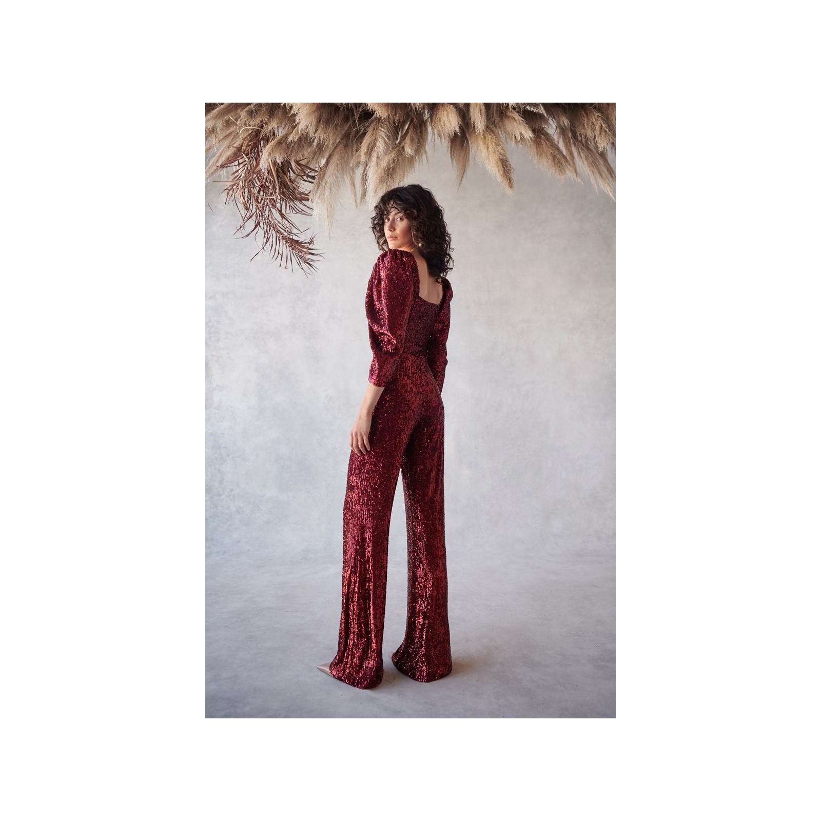 conjunto de top corto con boton joya y manga jamon y pantalon en