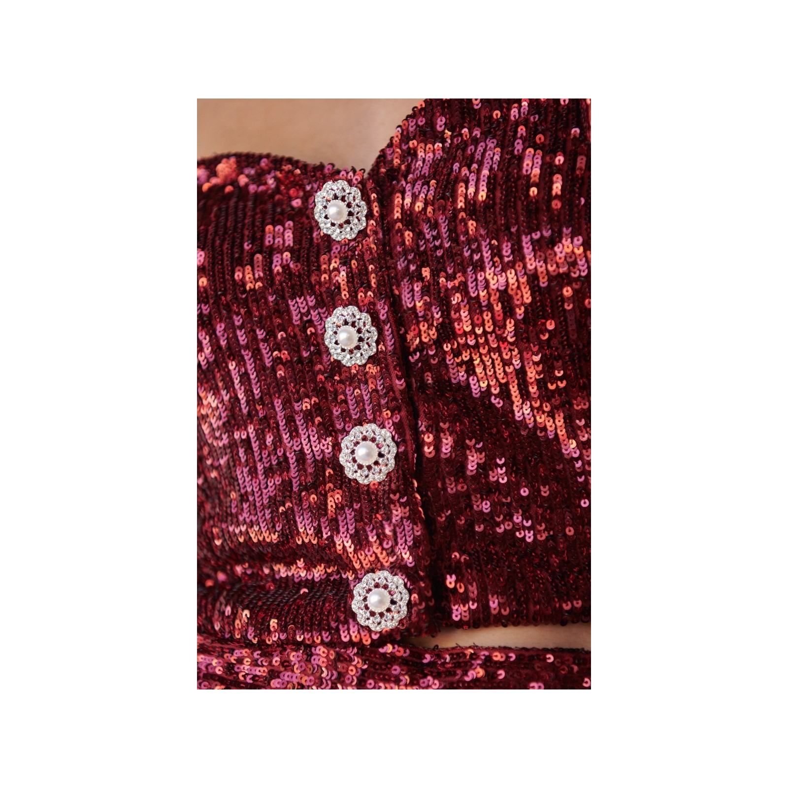 conjunto de top corto con boton joya y manga jamon y pantalon en