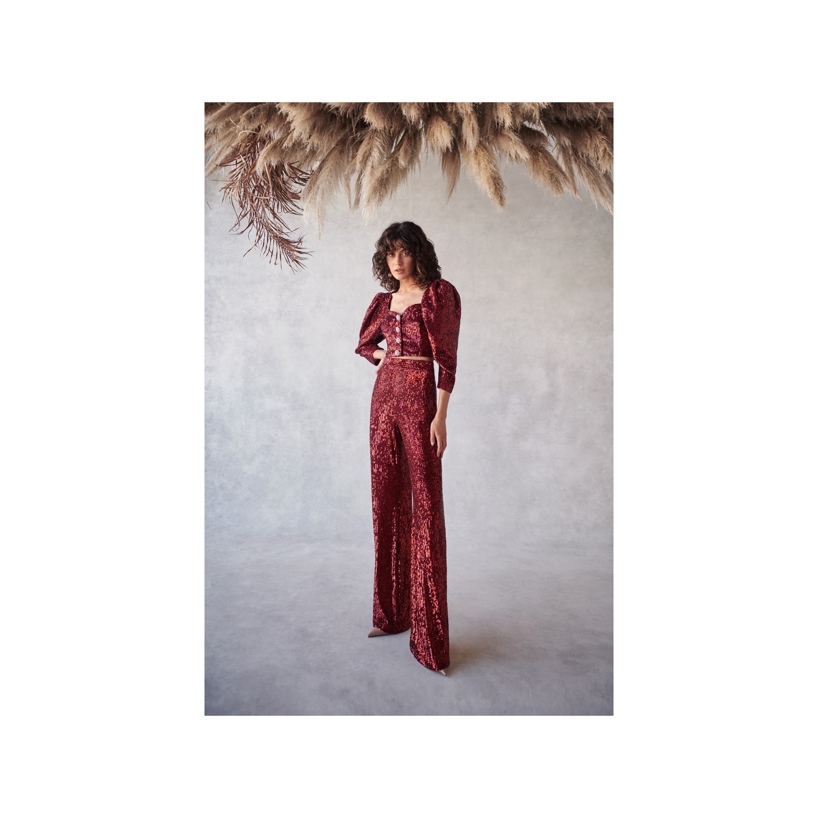 conjunto de top corto con boton joya y manga jamon y pantalon en