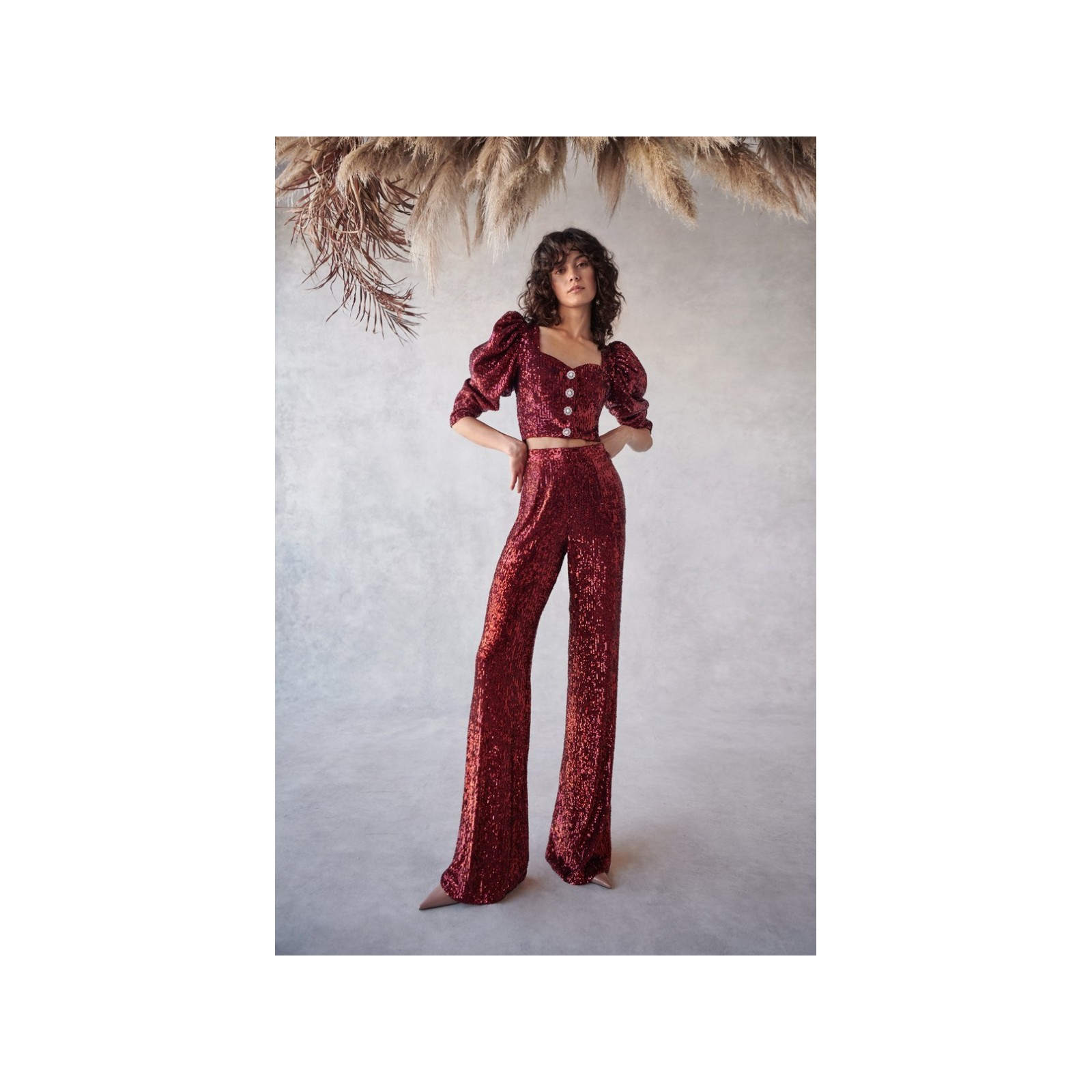 conjunto de top corto con boton joya y manga jamon y pantalon en