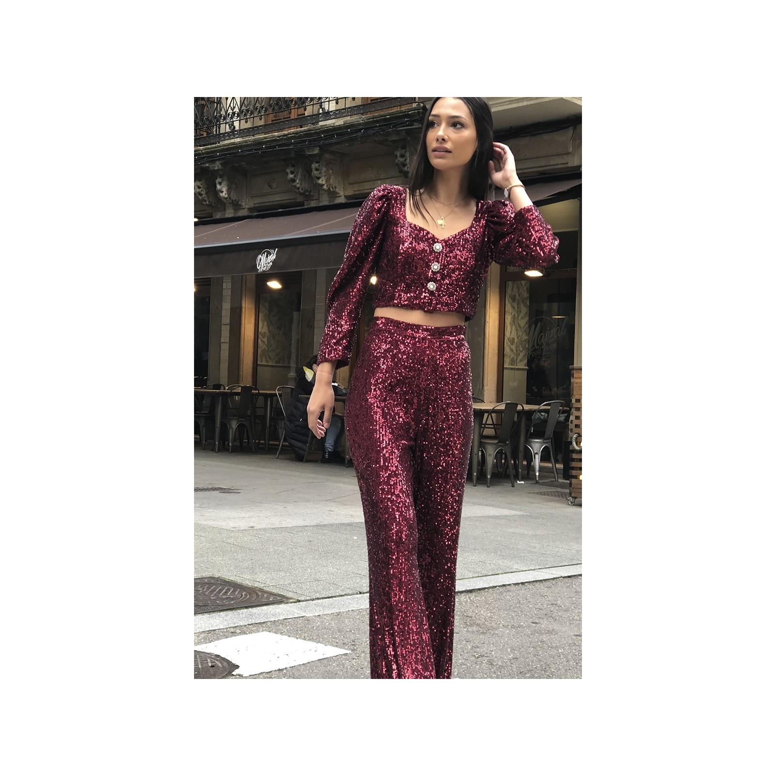 conjunto de top corto con boton joya y manga jamon y pantalon en