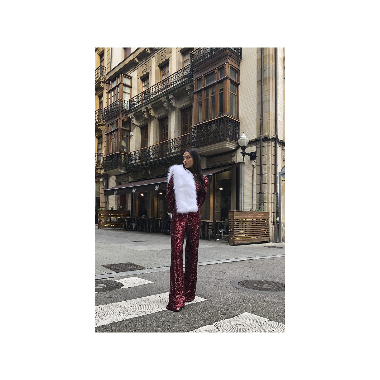 conjunto de top corto con boton joya y manga jamon y pantalon en