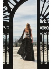 top corsé lunares blanco y negro invitada