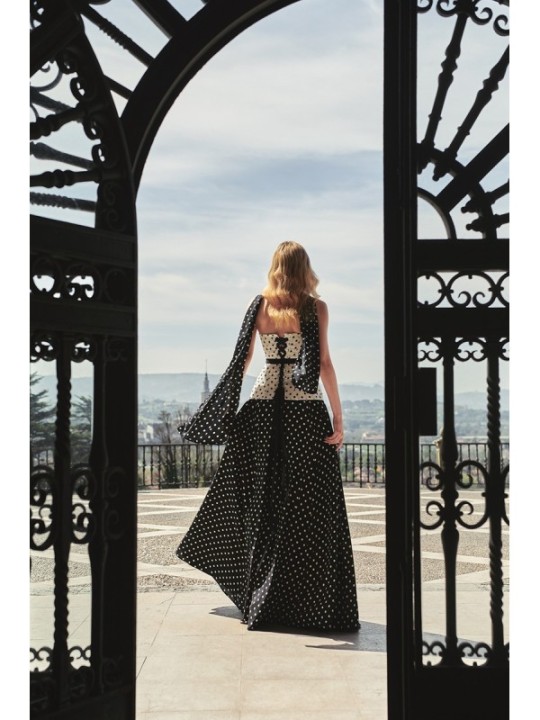 top corsé lunares blanco y negro invitada