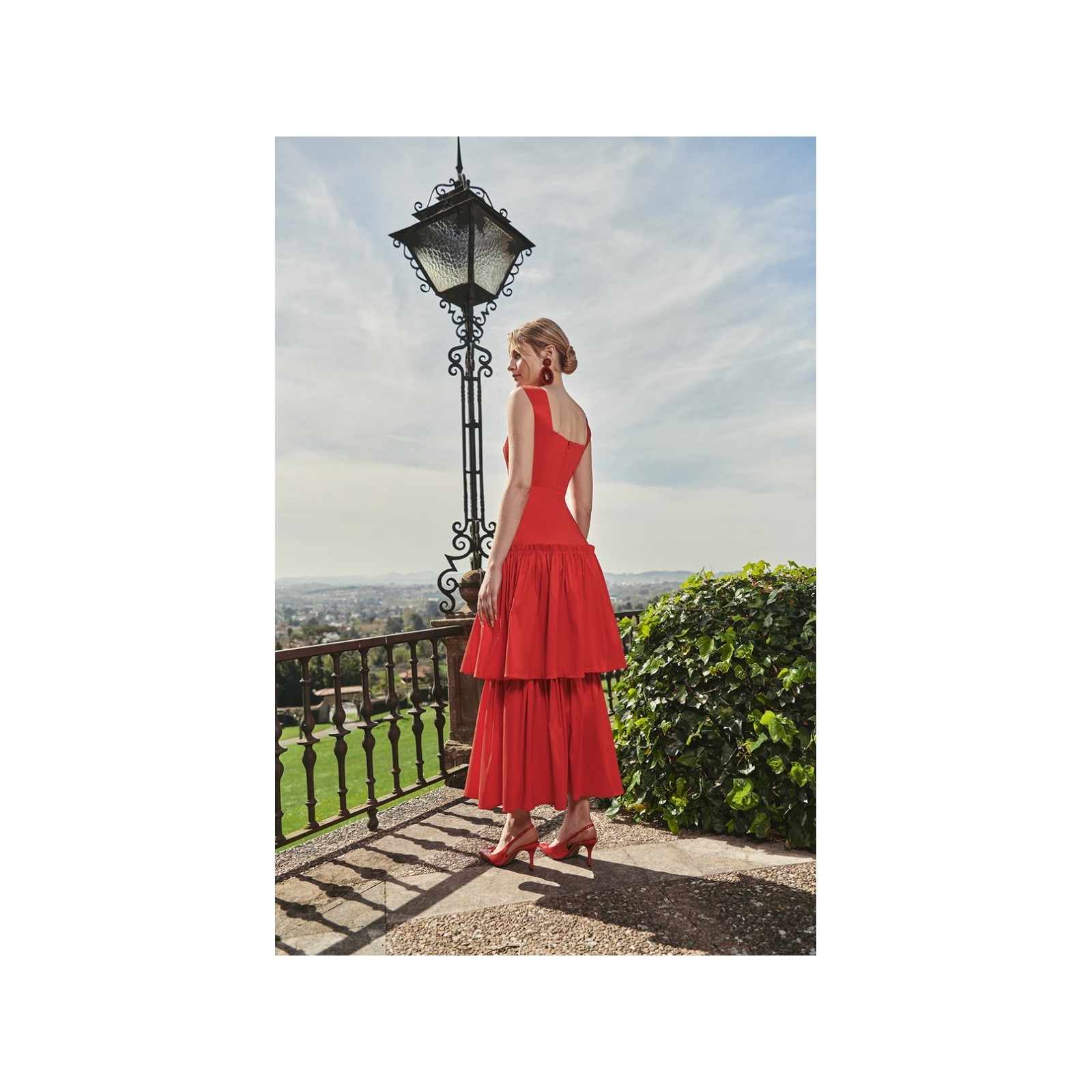 Vestido midi rojo de fiesta para boda con volantes