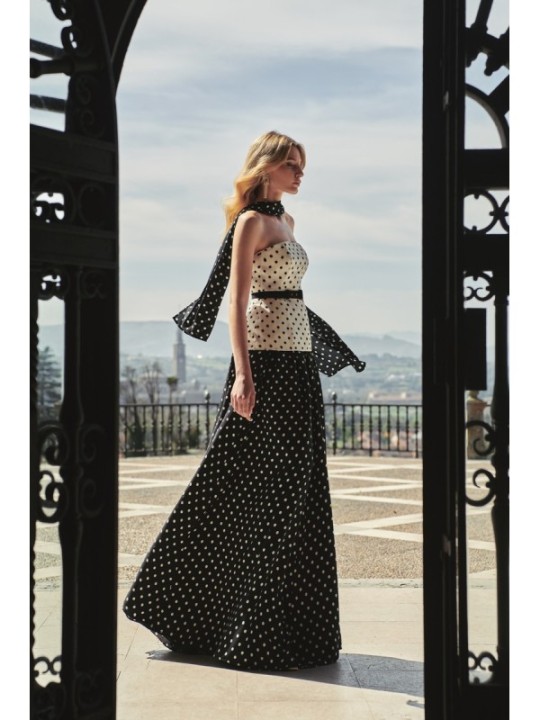 top corsé lunares blanco y negro invitada