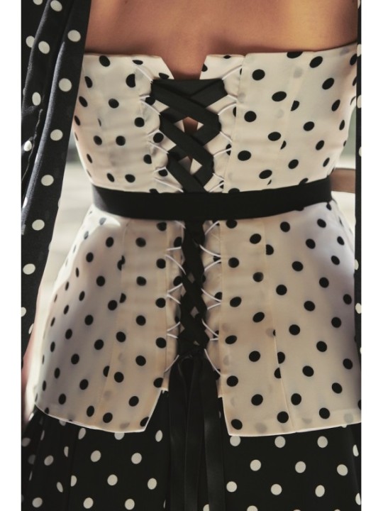 top corsé lunares blanco y negro invitada