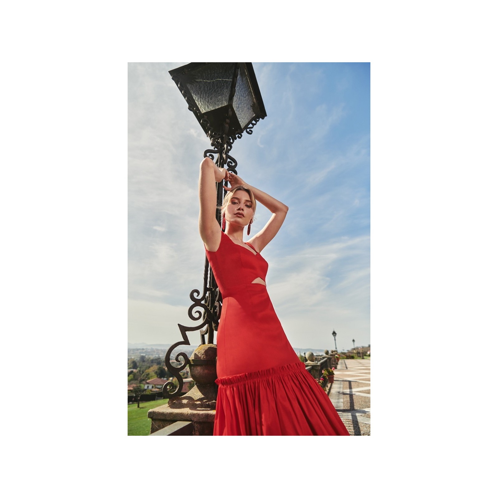 Vestido largo rojo de fiesta para boda con volantes