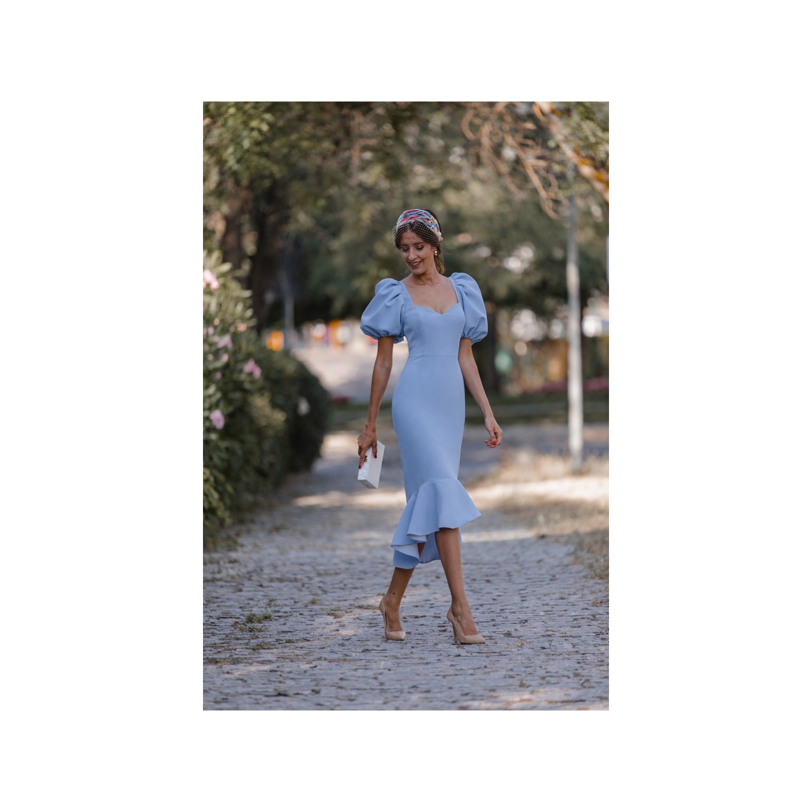 Vestido de fiesta de plumetti con mangas abullonadas y volante en