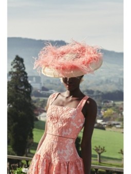 pamela sinamay natural con pluma burddeos para invitada a boda