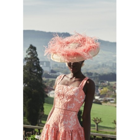 pamela sinamay natural con pluma burddeos para invitada a boda