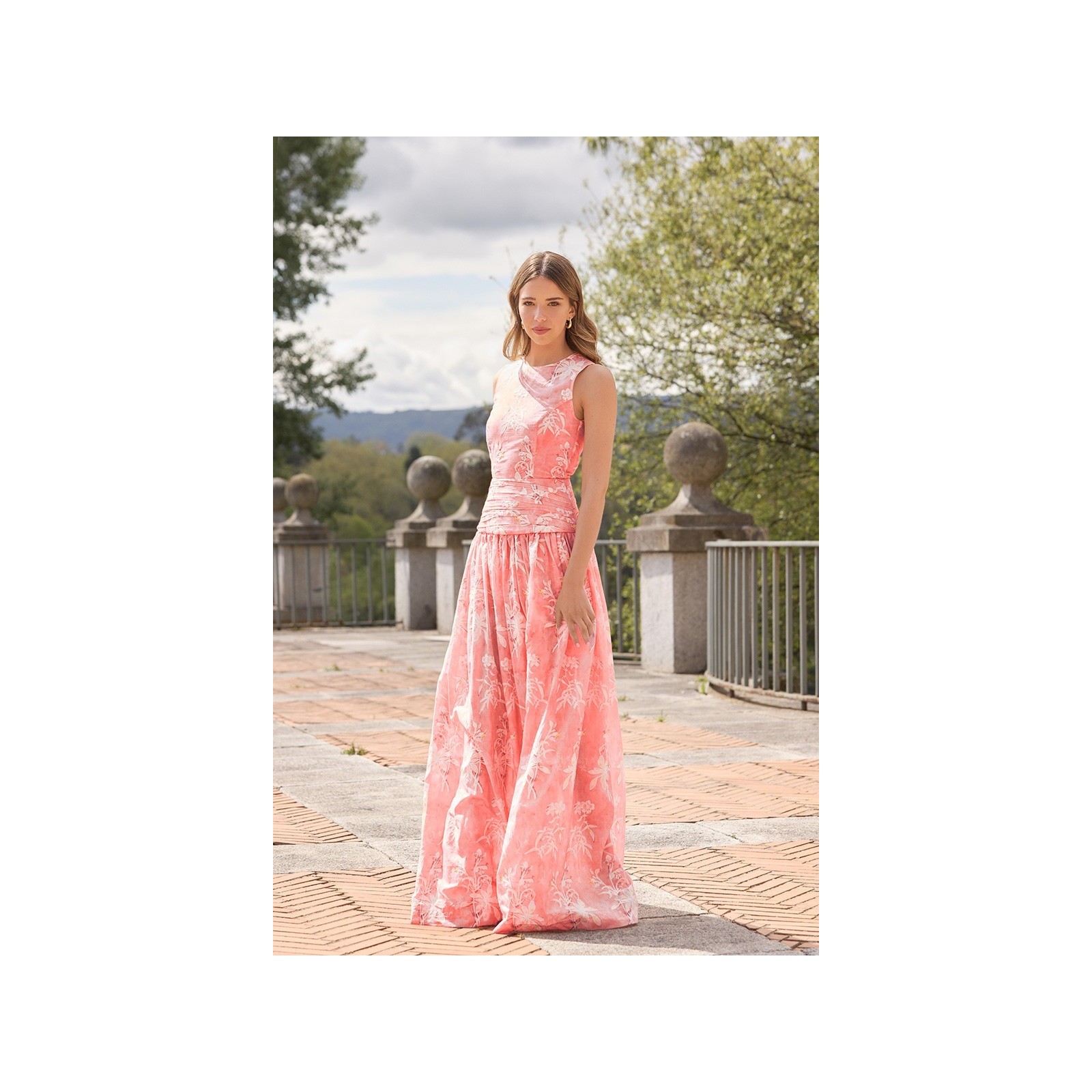 Vestido largo rosa con flores blancas de fiesta para boda con
