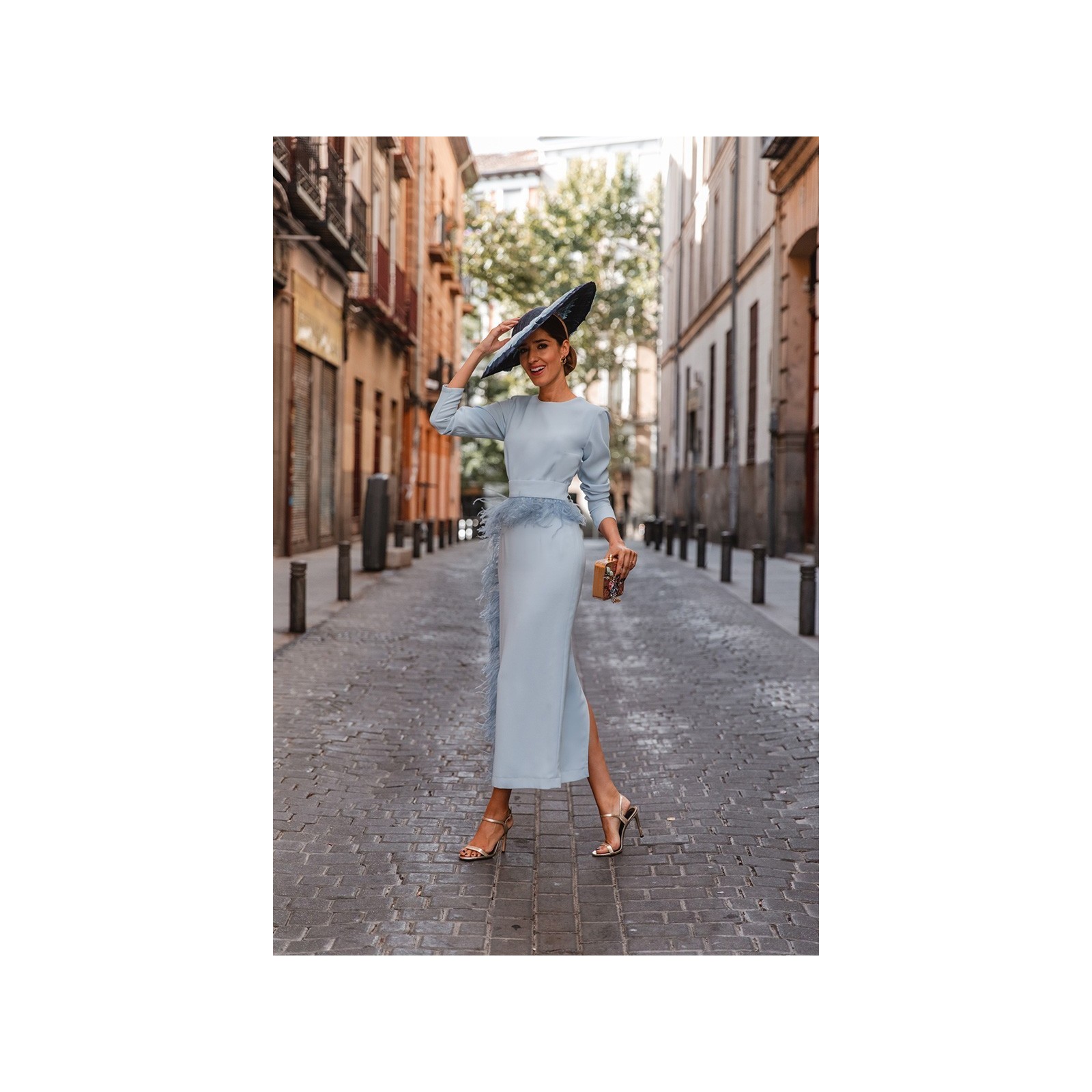 Vestido midi azul con manga larga y pluma en cintura y falda para