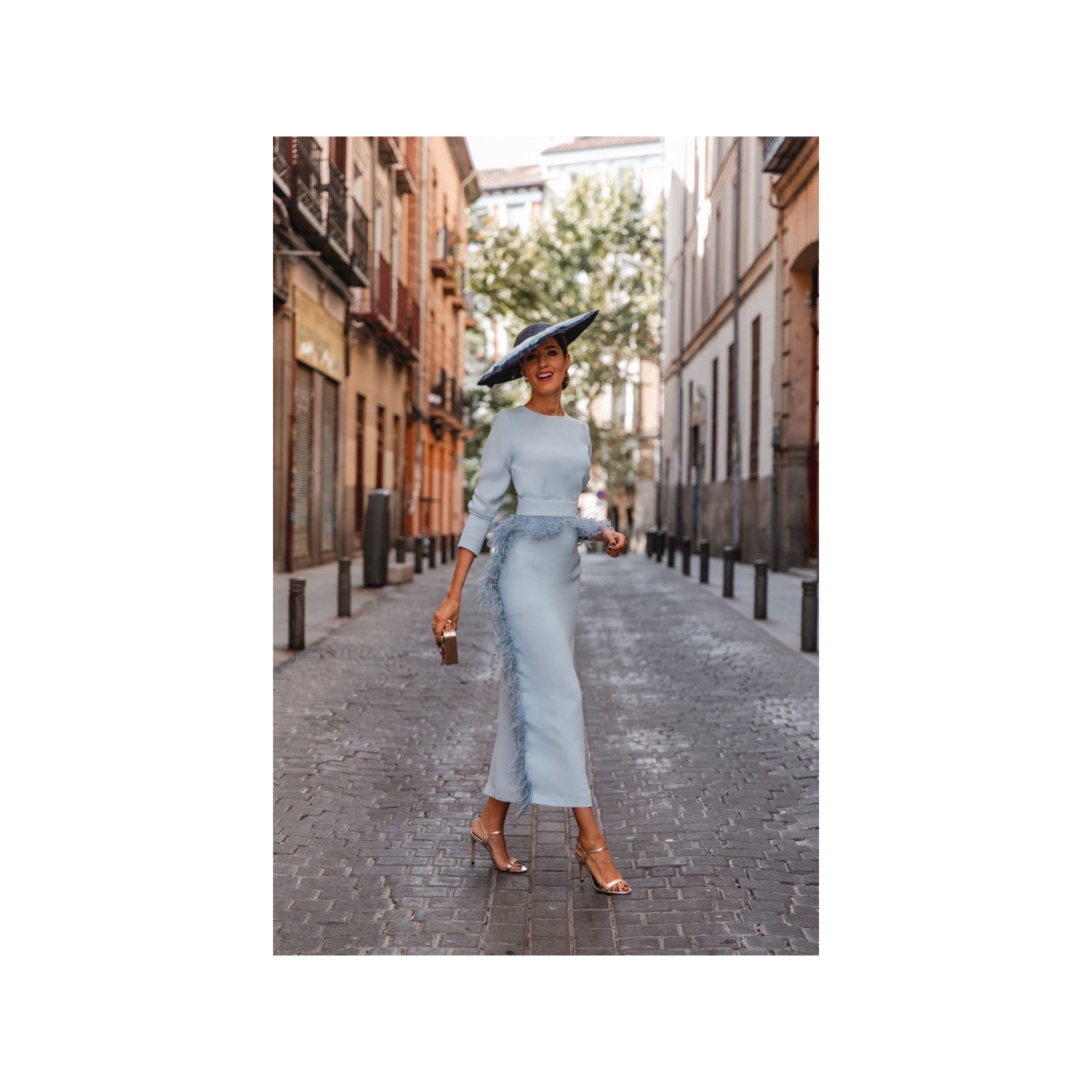 Vestido midi azul con manga larga y pluma en cintura y falda para