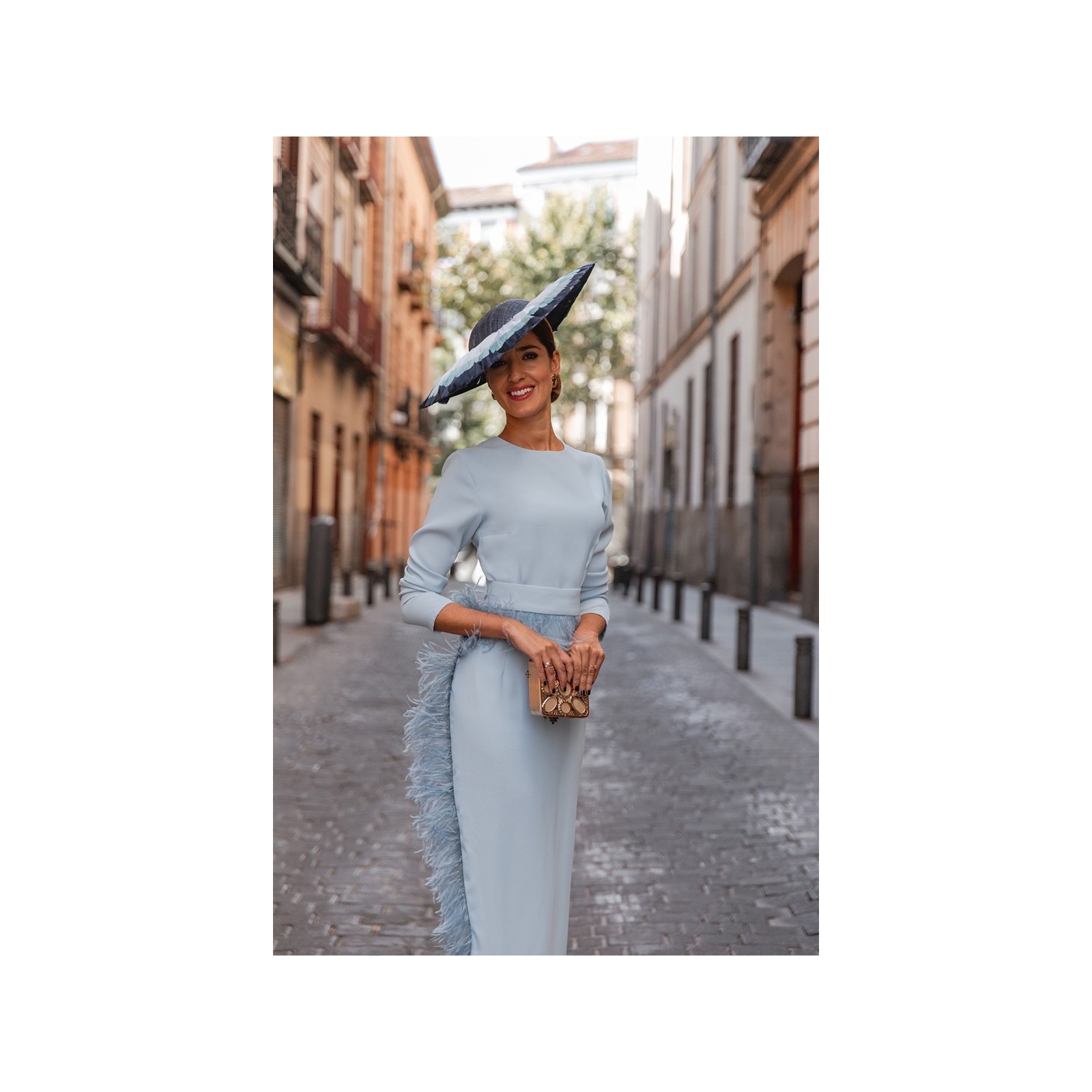 Vestido midi azul con manga larga y pluma en cintura y falda para