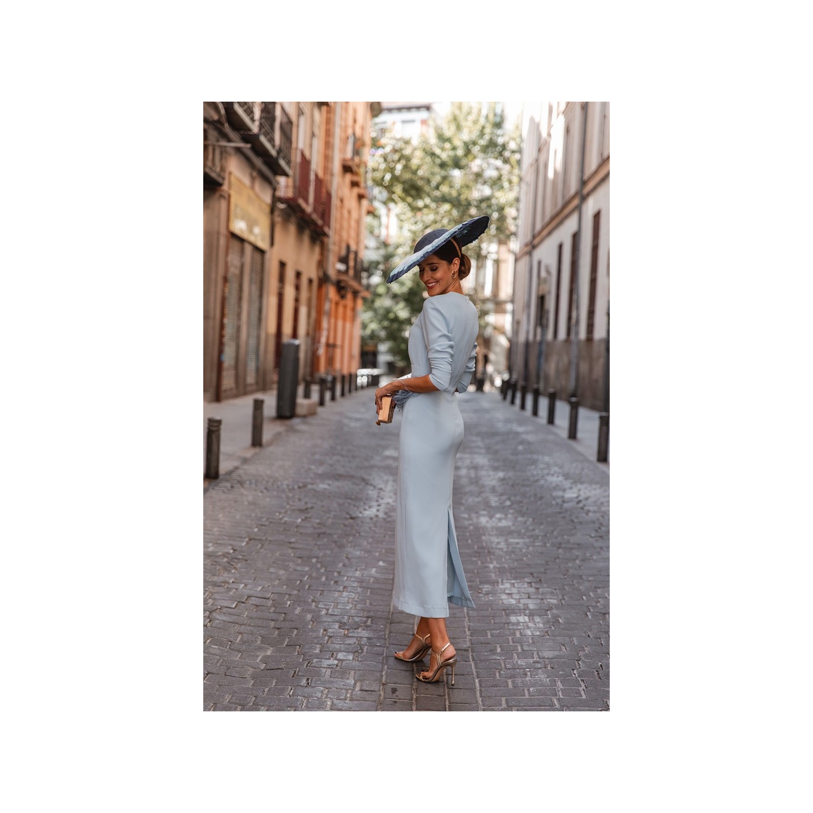 Vestido midi azul con manga larga y pluma en cintura y falda para