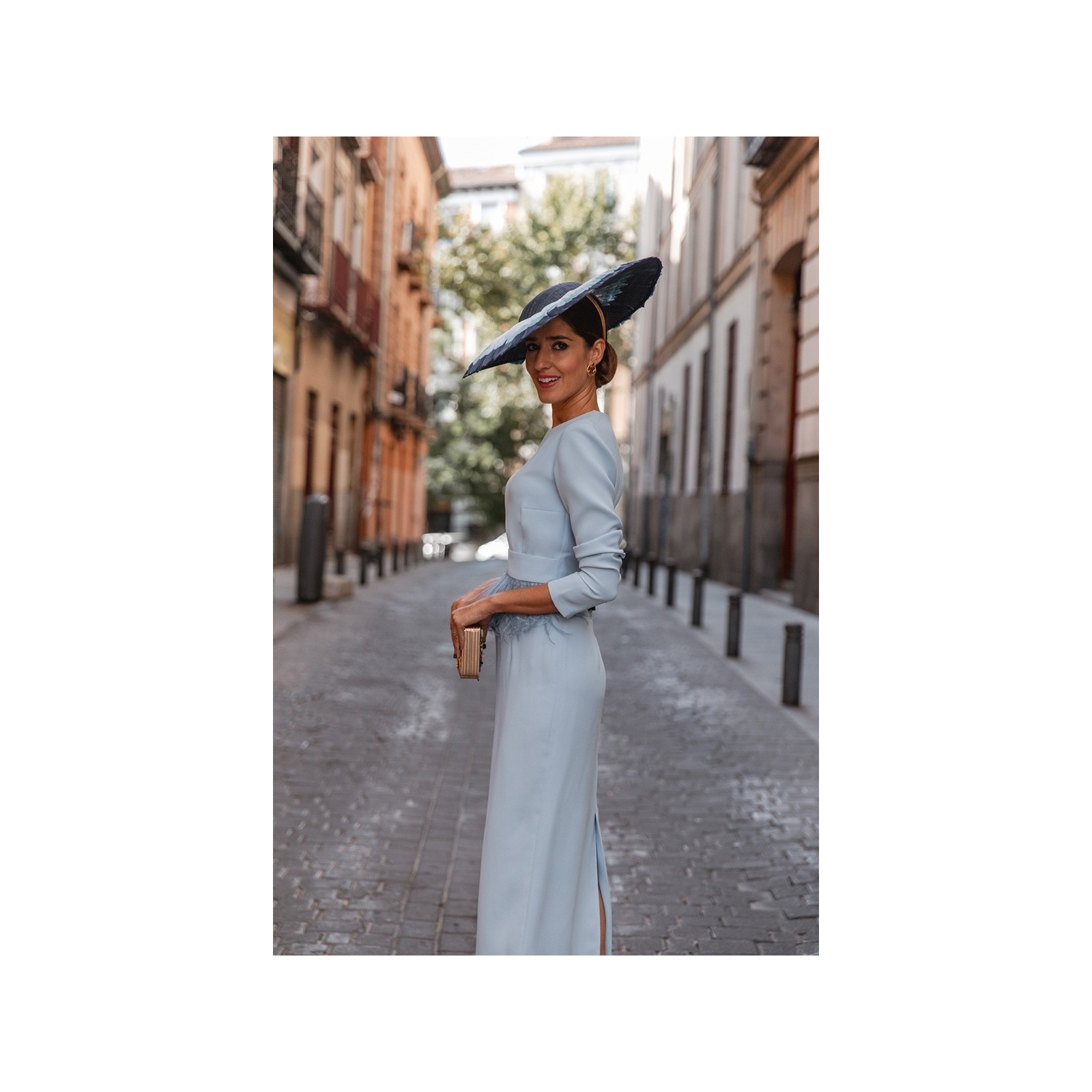Vestido midi azul con manga larga y pluma en cintura y falda para