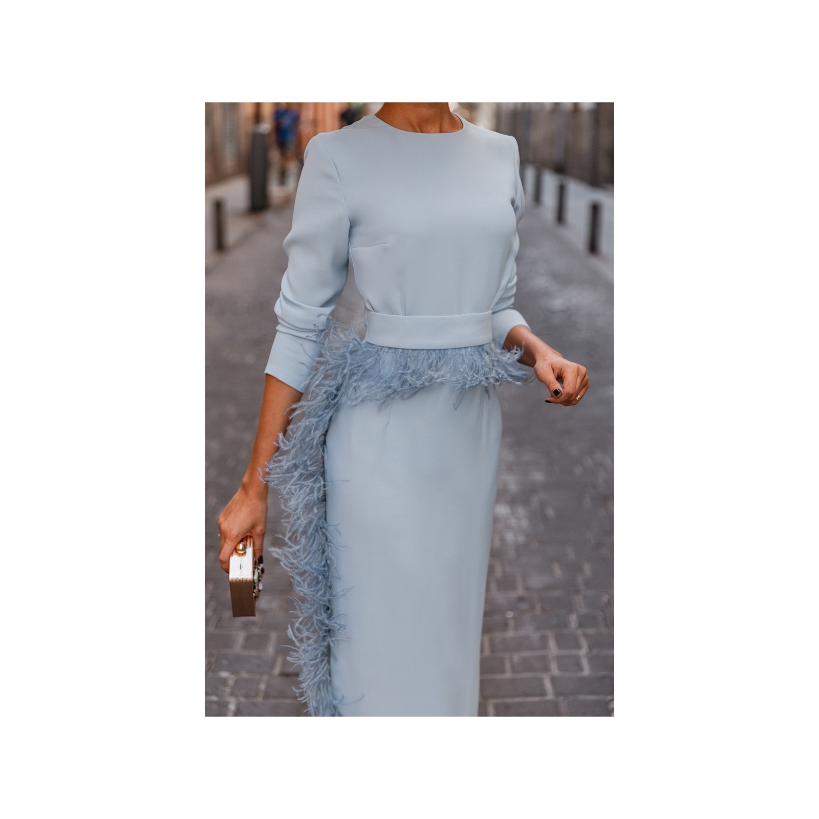 Vestido midi azul con manga larga y pluma en cintura y falda para