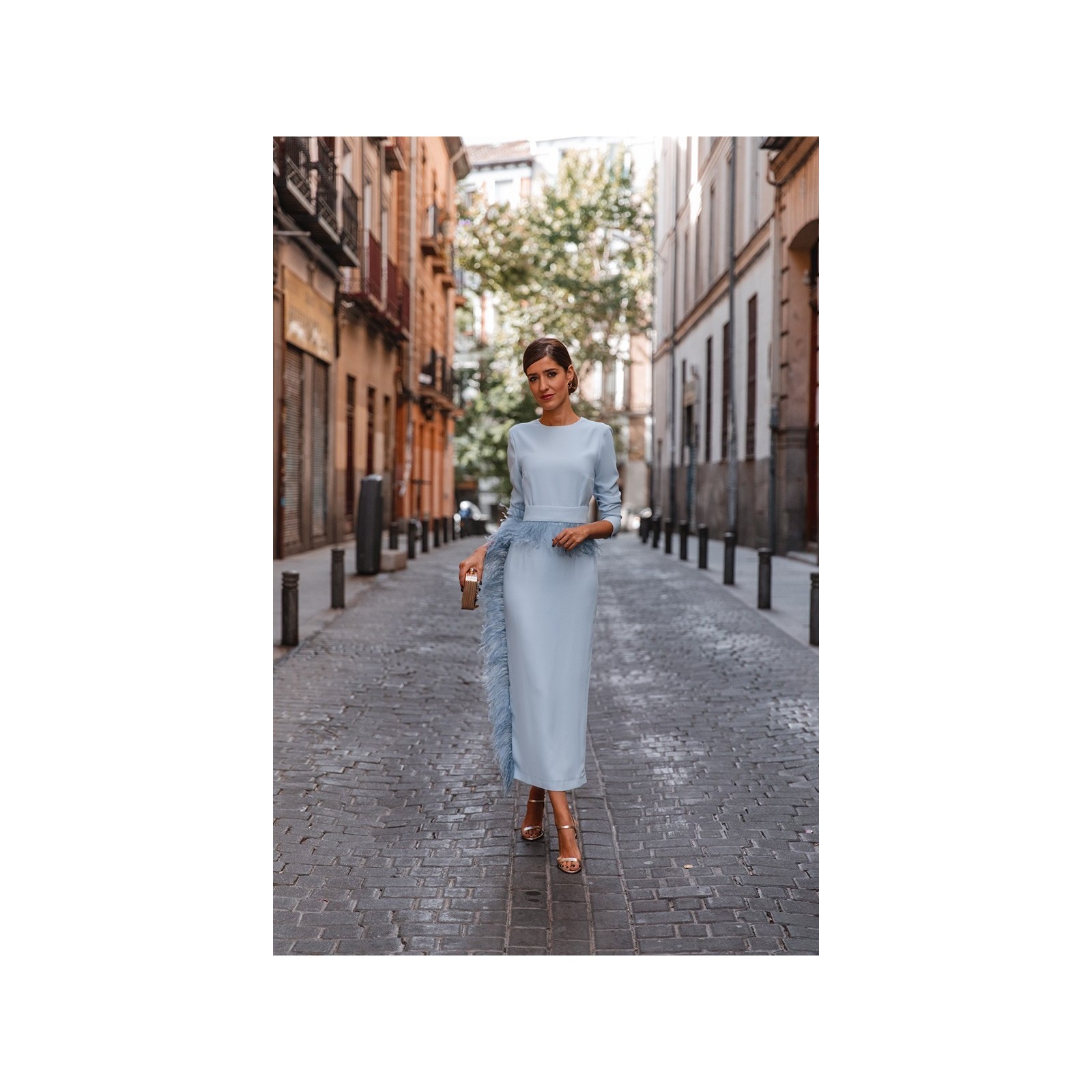 Vestido midi azul con manga larga y pluma en cintura y falda para