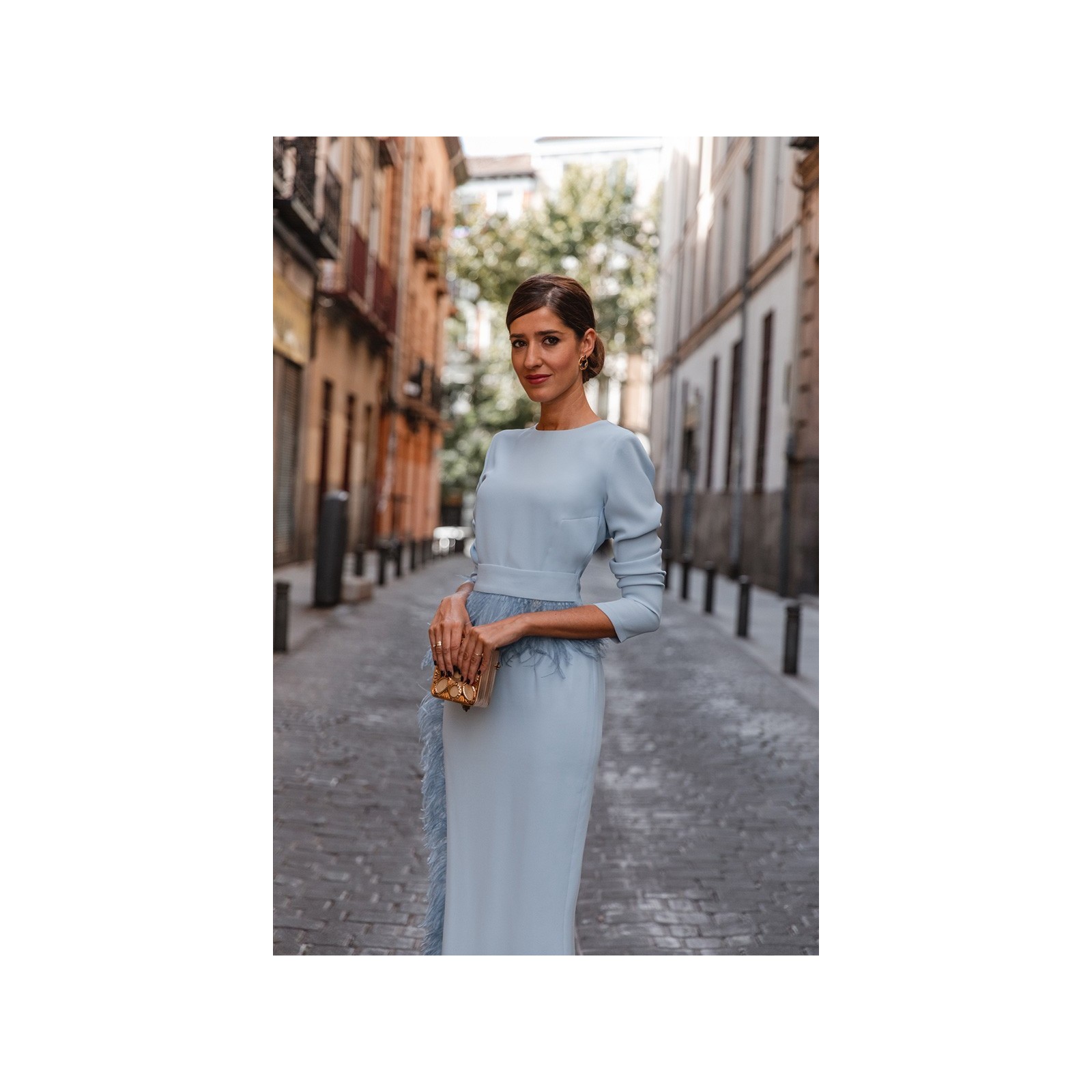 Vestido midi azul con manga larga y pluma en cintura y falda para