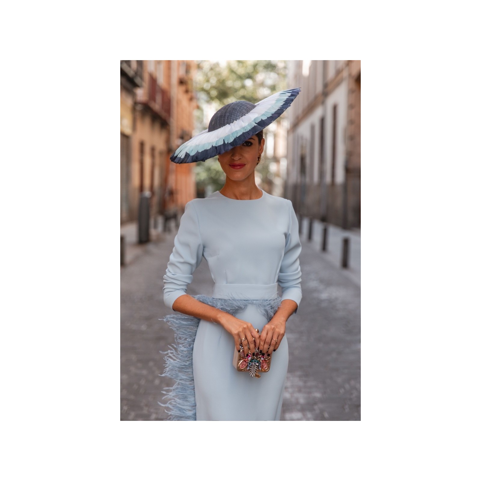 Vestido midi azul con manga larga y pluma en cintura y falda para