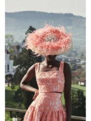 pamela sinamay natural con pluma burddeos para invitada a boda