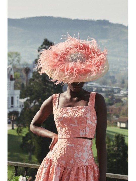 pamela sinamay natural con pluma burddeos para invitada a boda