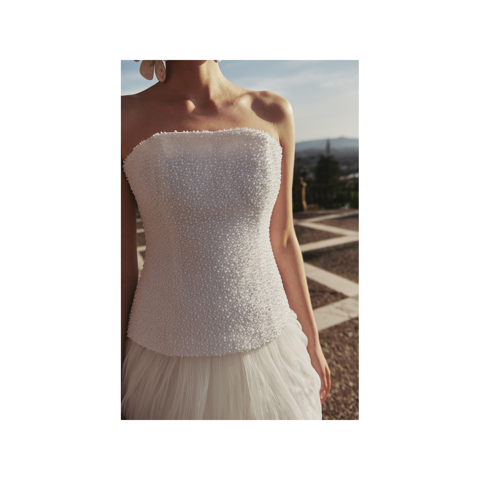 top largo corse con perlas para novia