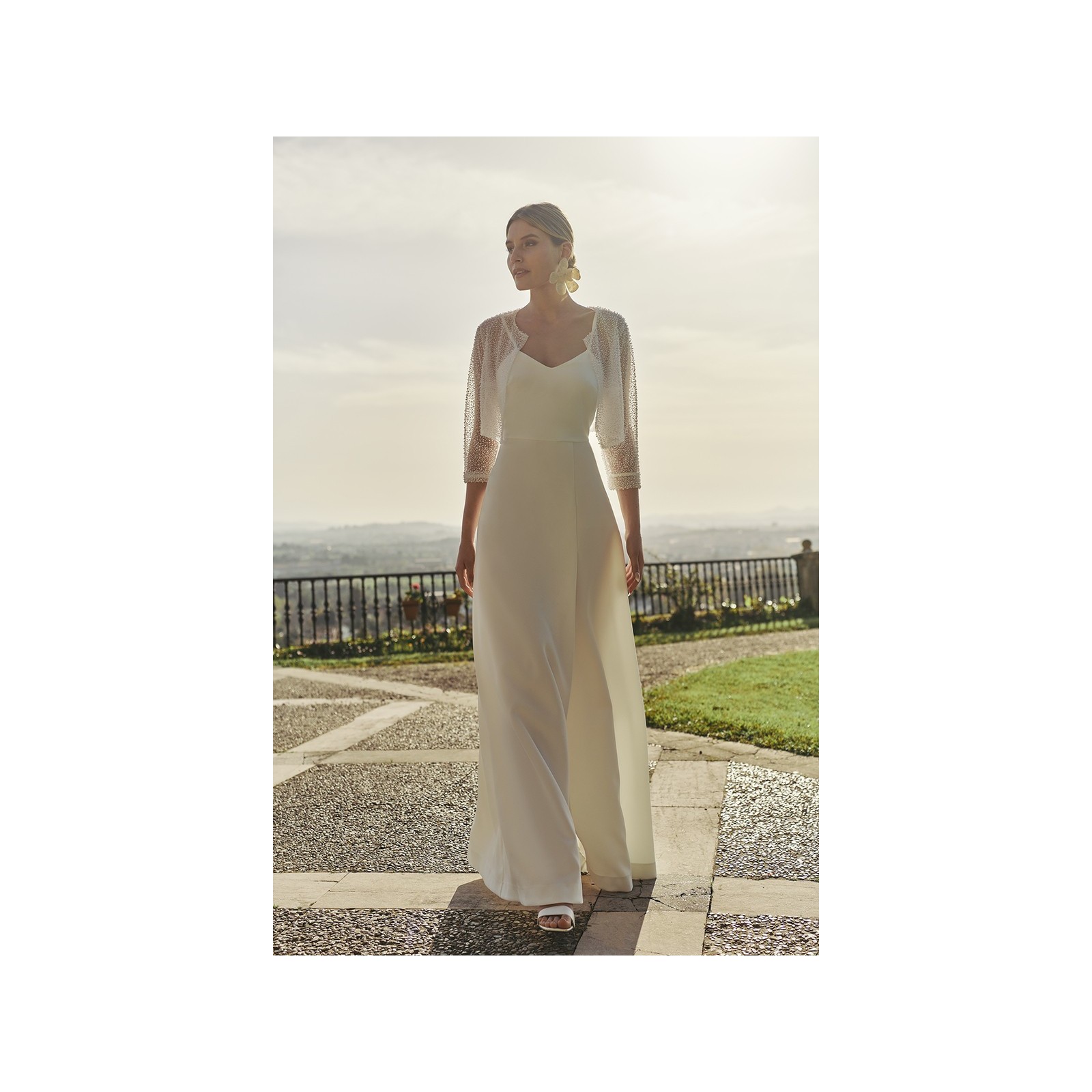 chaqueta corta perlas blanca para novia