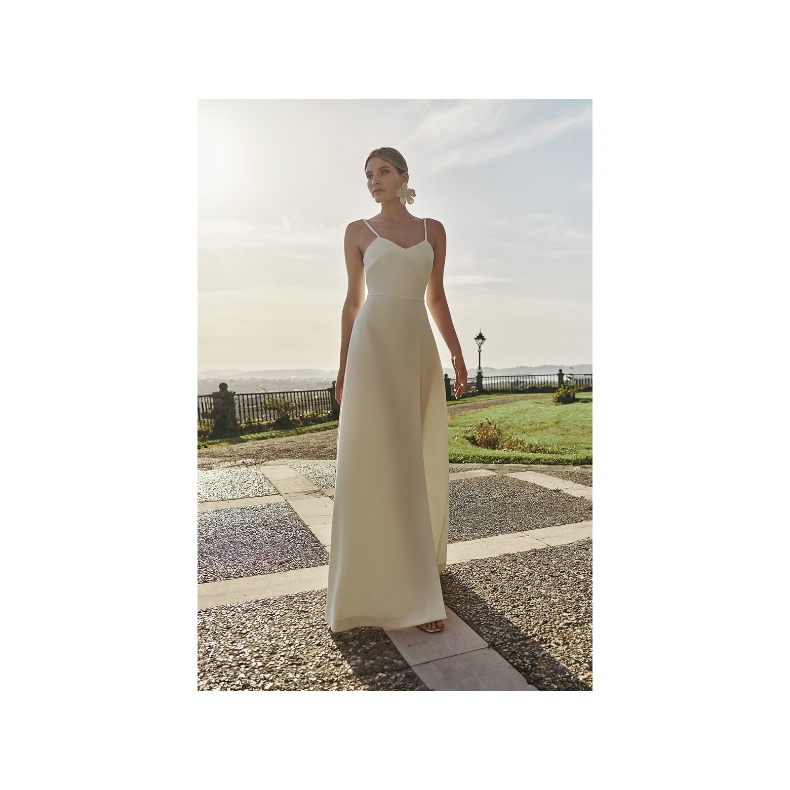 vestido largo de fiesta lencero de crepe blanco con escote en la