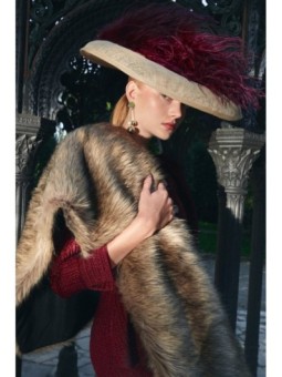 àmela sinamay natural con pluma burddeos para invitada a boda