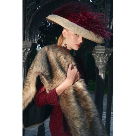 àmela sinamay natural con pluma burddeos para invitada a boda