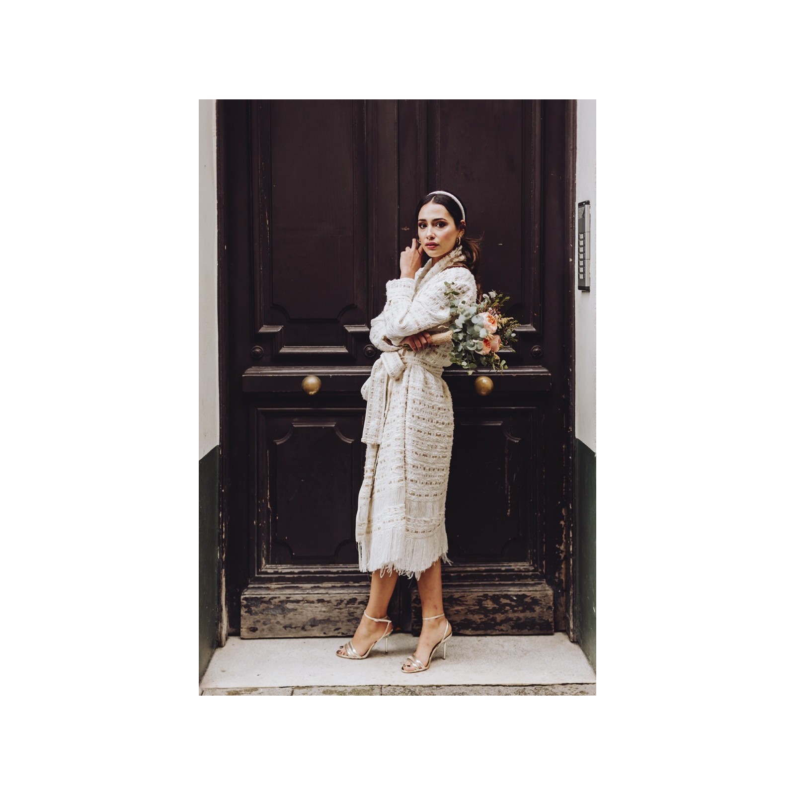 abrigo de chanel en blanco roto y dorado con flecos para novia