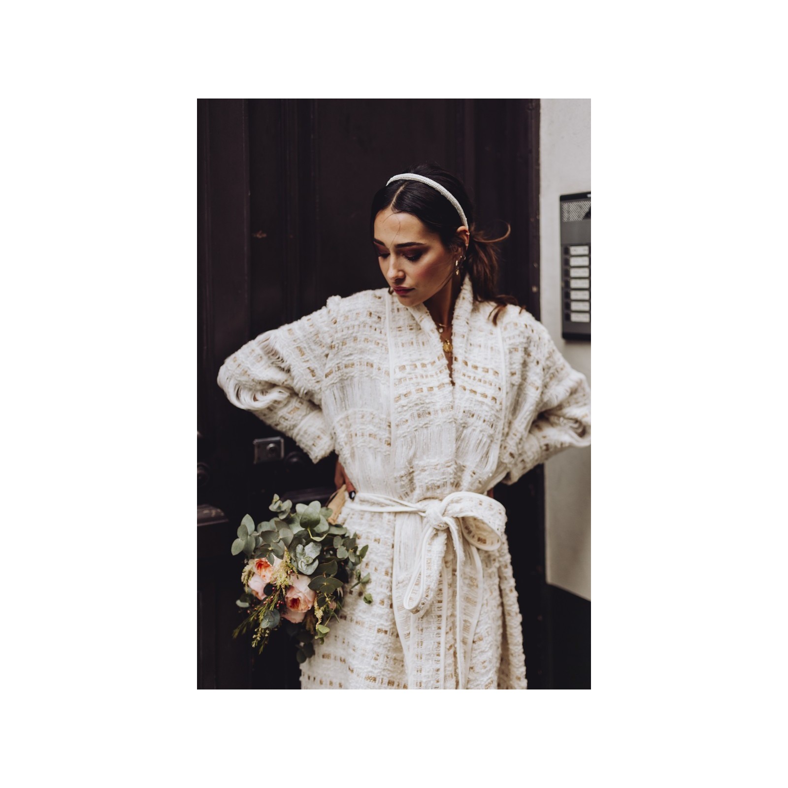 abrigo de chanel en blanco roto y dorado con flecos para novia