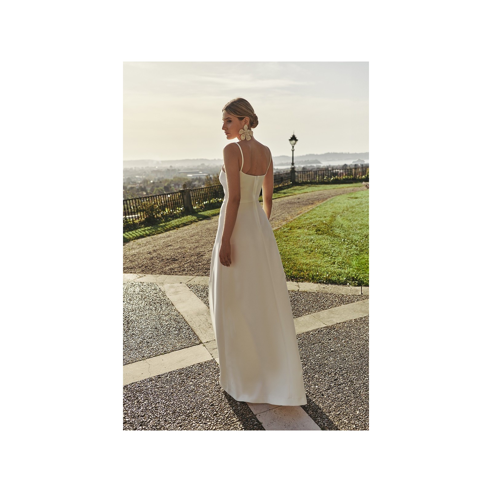vestido largo de fiesta lencero de crepe blanco con escote en la