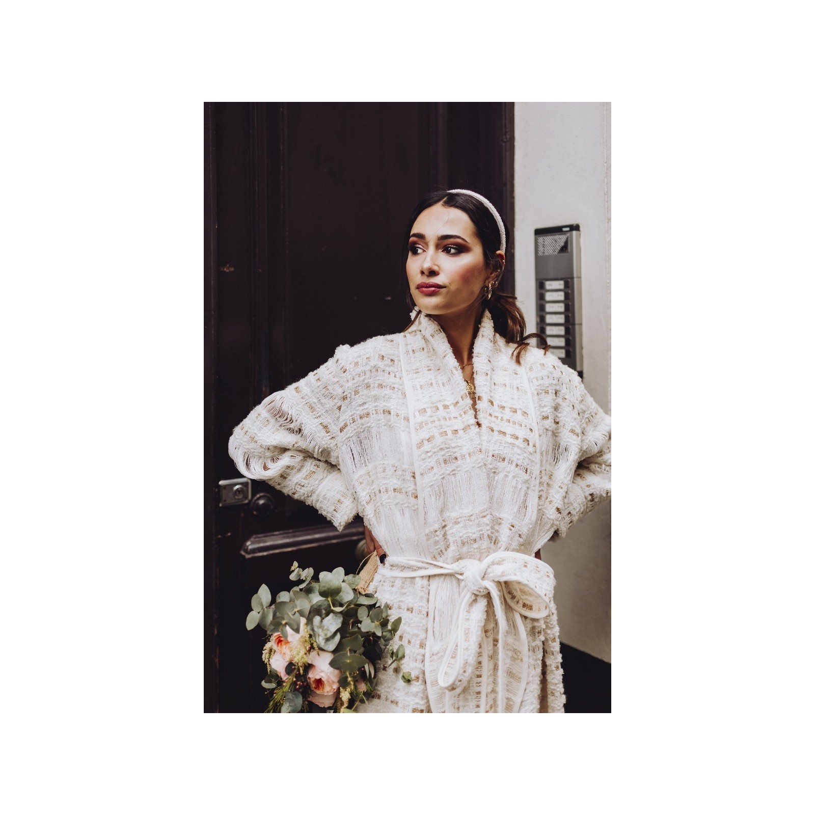 abrigo de chanel en blanco roto y dorado con flecos para novia