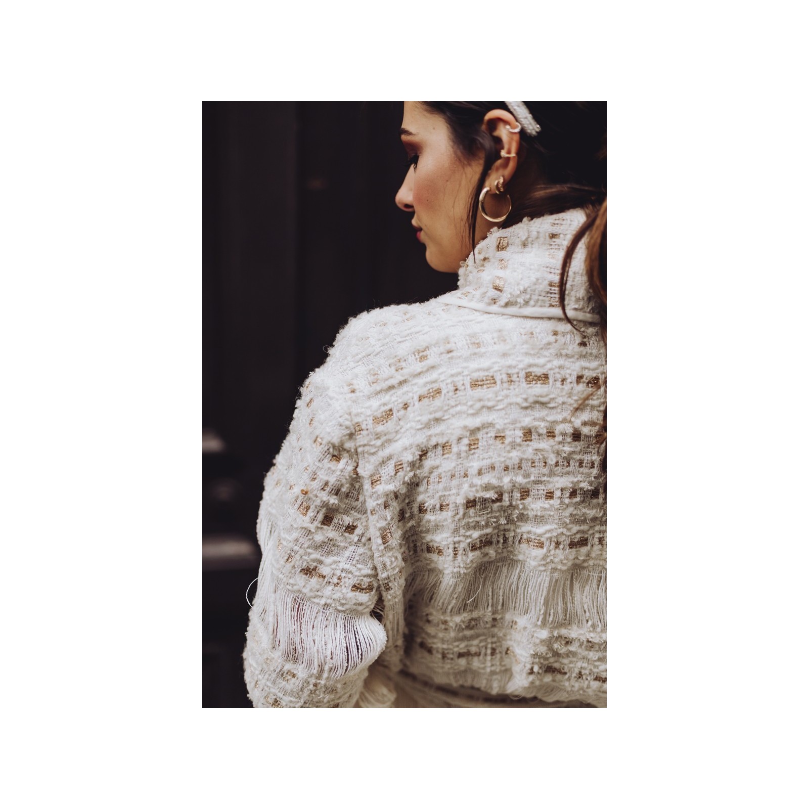 abrigo de chanel en blanco roto y dorado con flecos para novia