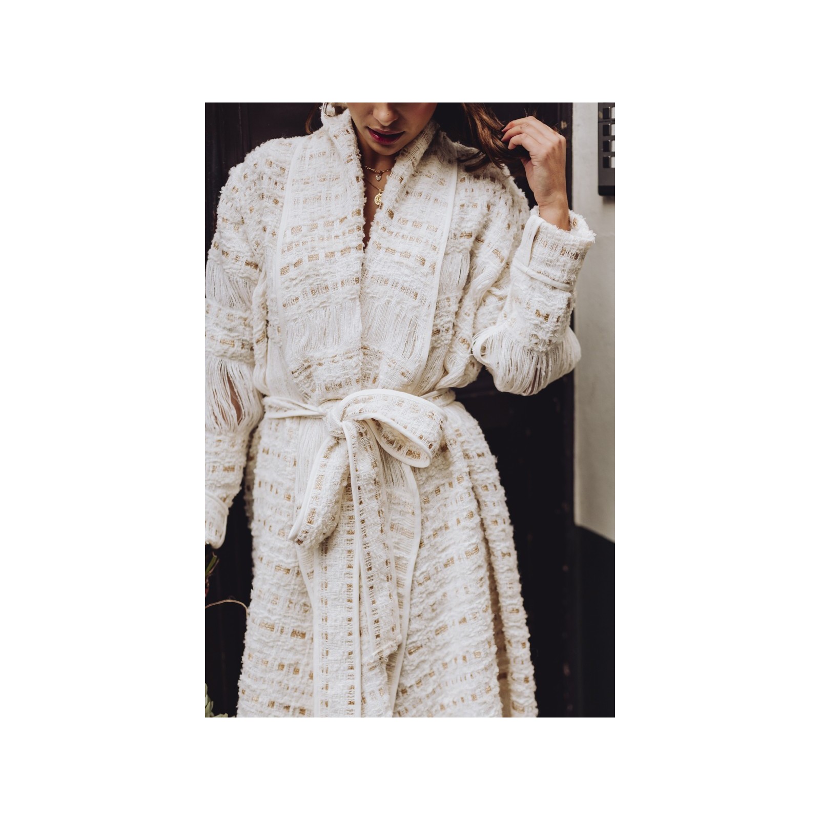 abrigo de chanel en blanco roto y dorado con flecos para novia